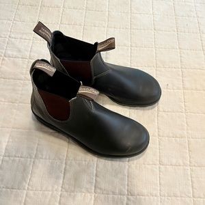 Mens blundstones.